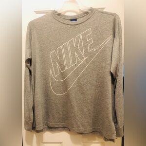 Women’s 1x Nike long-sleeve Gray t-Shirt. Stretchy and light feel.